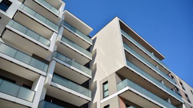 Modern mimarideki modern elementler... Modern bir apartmanın mimari detayları.