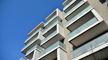 Modern mimarideki modern elementler... Modern bir apartmanın mimari detayları.