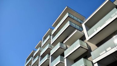 Modern mimarideki modern elementler... Modern bir apartmanın mimari detayları.