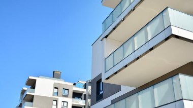 Modern mimarideki modern elementler... Modern bir apartmanın mimari detayları.