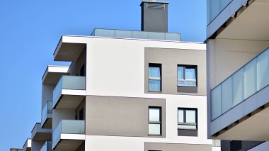 Modern mimarideki modern elementler... Modern bir apartmanın mimari detayları.