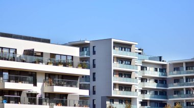 Modern mimarideki modern elementler... Modern bir apartmanın mimari detayları.