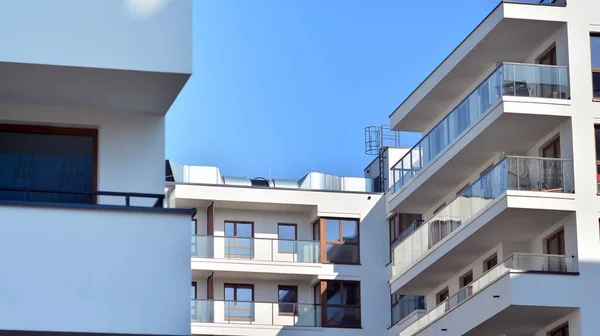 現代建築の現代的な要素 近代的なアパートの建築の詳細 — ストック写真