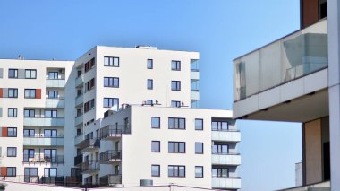 Modern mimarideki modern elementler... Modern bir apartmanın mimari detayları.