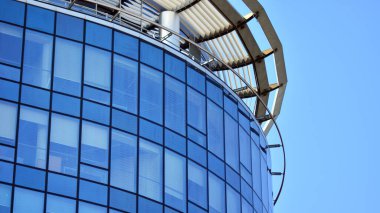 Çelik ve mavi camlara bakış açısı. Ticari modern geleceğin şehri. İşletme konsepti başarılı endüstriyel mimari. Binanın üzerine güneş ışığı düşüyor..