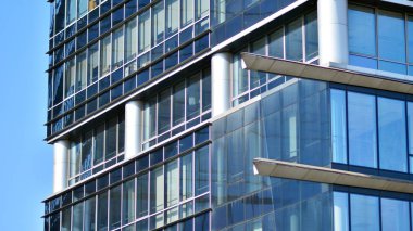 Çelik ve mavi camlara bakış açısı. Ticari modern geleceğin şehri. İşletme konsepti başarılı endüstriyel mimari. Binanın üzerine güneş ışığı düşüyor..