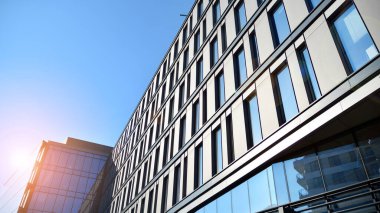Şehrin modern ofis binası. Pencereleri, çeliği ve alüminyum panelleri var..