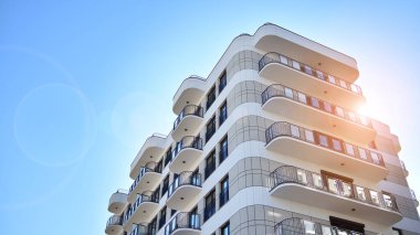 Modern mimarideki modern elementler... Modern bir apartmanın mimari detayları.