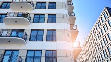 Bir konut binası ve bitişik bir ofis binası. Modern şehir gelişimi.