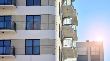 Modern mimarideki modern elementler... Modern bir apartmanın mimari detayları.