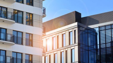 Bir konut binası ve bitişik bir ofis binası. Modern şehir gelişimi.