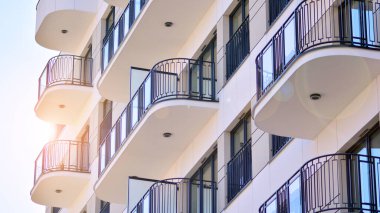 Modern mimarideki modern elementler... Modern bir apartmanın mimari detayları.