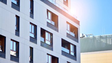 Modern mimarideki modern elementler... Modern bir apartmanın mimari detayları.