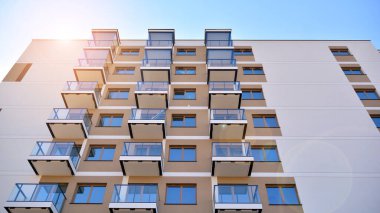 Modern mimarideki modern elementler... Modern bir apartmanın mimari detayları.