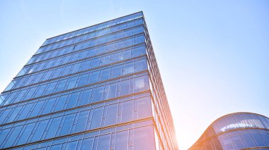 Çelik ve mavi camlara bakış açısı. Ticari modern geleceğin şehri. İşletme konsepti başarılı endüstriyel mimari. Binanın üzerine güneş ışığı düşüyor..