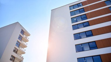 Modern mimarideki modern elementler... Modern bir apartmanın mimari detayları.