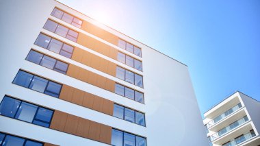 Modern mimarideki modern elementler... Modern bir apartmanın mimari detayları.