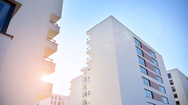 Modern mimarideki modern elementler... Modern bir apartmanın mimari detayları.