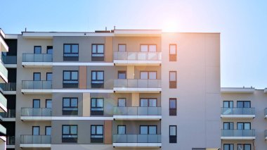 Modern mimarideki modern elementler... Modern bir apartmanın mimari detayları.