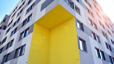 Modern mimarideki modern elementler... Modern bir apartmanın mimari detayları.