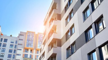 Modern mimarideki modern elementler... Modern bir apartmanın mimari detayları.