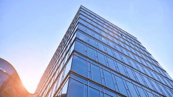 과푸른 유리에 미래의 성공적 건축의 비즈니스 건물에 내리쬐는 — 스톡 사진