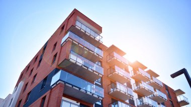 Güneşli bir günde modern Avrupa konut mimarisi. Yeni çok katlı konut binasının dışı. Tüketiciler için konut satışı ve kiralama kavramı. Modern pencere ve balkonlar.