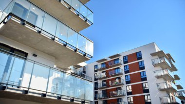 Güneşli bir günde modern Avrupa konut mimarisi. Yeni çok katlı konut binasının dışı. Tüketiciler için konut satışı ve kiralama kavramı. Modern pencere ve balkonlar.