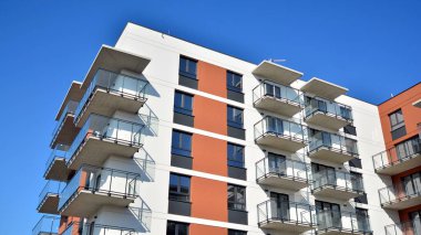 Güneşli bir günde modern Avrupa konut mimarisi. Yeni çok katlı konut binasının dışı. Tüketiciler için konut satışı ve kiralama kavramı. Modern pencere ve balkonlar.