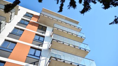 Güneşli bir günde modern Avrupa konut mimarisi. Yeni çok katlı konut binasının dışı. Tüketiciler için konut satışı ve kiralama kavramı. Modern pencere ve balkonlar.