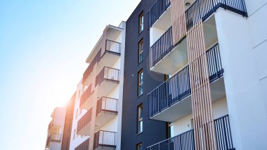 Güneşli bir günde modern Avrupa konut mimarisi. Yeni çok katlı konut binasının dışı. Tüketiciler için konut satışı ve kiralama kavramı. Modern pencere ve balkonlar.