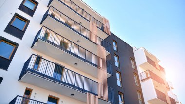 Güneşli bir günde modern Avrupa konut mimarisi. Yeni çok katlı konut binasının dışı. Tüketiciler için konut satışı ve kiralama kavramı. Modern pencere ve balkonlar.