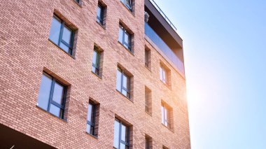 Güneşli bir günde modern Avrupa konut mimarisi. Yeni çok katlı konut binasının dışı. Tüketiciler için konut satışı ve kiralama kavramı. Modern pencere ve balkonlar.