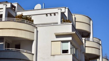 Güneşli bir günde modern Avrupa konut mimarisi. Yeni çok katlı konut binasının dışı. Tüketiciler için konut satışı ve kiralama kavramı. Modern pencere ve balkonlar.