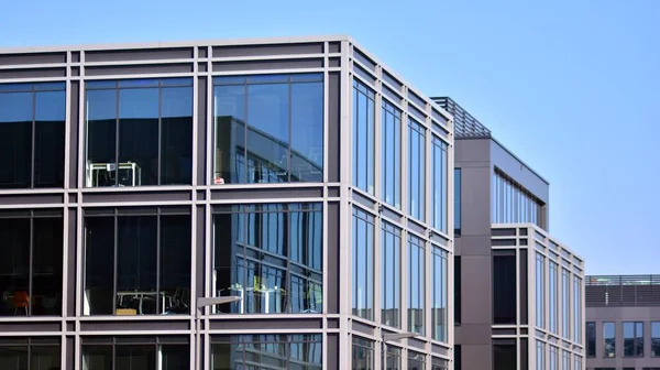 Minimalistische Glasfassade Stahlgerüst Das Die Großen Transparenten Paneele Hält Zeitgenössische — Stockfoto