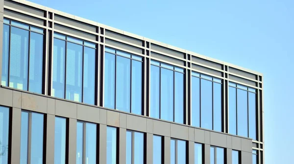 미니멀리즘 패널을 지탱하는 현대의 상업적 기하학적 선들을 수직으로 모으는 유리창에 — 스톡 사진