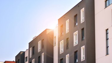 Güneşli bir günde modern Avrupa konut mimarisi. Yeni çok katlı konut binasının dışı. Tüketiciler için konut satışı ve kiralama kavramı. Modern pencere ve balkonlar.