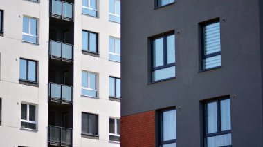 Güneşli bir günde modern Avrupa konut mimarisi. Yeni çok katlı konut binasının dışı. Tüketiciler için konut satışı ve kiralama kavramı. Modern pencere ve balkonlar.