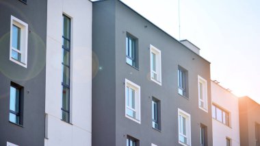 Güneşli bir günde modern Avrupa konut mimarisi. Yeni çok katlı konut binasının dışı. Tüketiciler için konut satışı ve kiralama kavramı. Modern pencere ve balkonlar.
