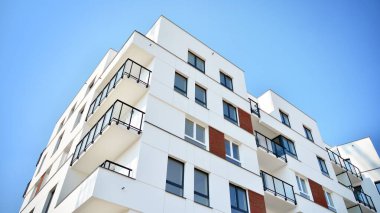 Güneşli bir günde modern Avrupa konut mimarisi. Yeni çok katlı konut binasının dışı. Tüketiciler için konut satışı ve kiralama kavramı. Modern pencere ve balkonlar.