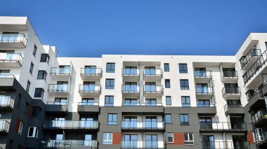 Güneşli bir günde modern Avrupa konut mimarisi. Yeni çok katlı konut binasının dışı. Tüketiciler için konut satışı ve kiralama kavramı. Modern pencere ve balkonlar.