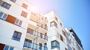 Güneşli bir günde modern Avrupa konut mimarisi. Yeni çok katlı konut binasının dışı. Tüketiciler için konut satışı ve kiralama kavramı. Modern pencere ve balkonlar.