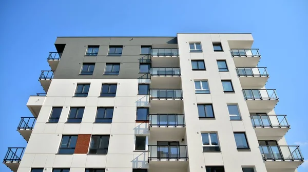 Moderne Europäische Wohnarchitektur Einem Sonnigen Tag Äußere Des Neuen Mehrstöckigen — Stockfoto