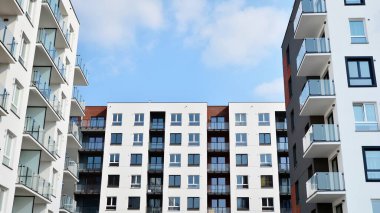 Güneşli bir günde modern Avrupa konut mimarisi. Yeni çok katlı konut binasının dışı. Tüketiciler için konut satışı ve kiralama kavramı. Modern pencere ve balkonlar.