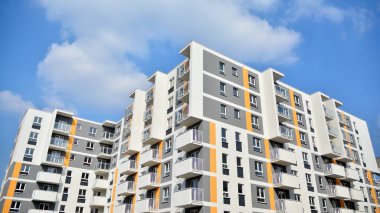 Güneşli bir günde modern Avrupa konut mimarisi. Yeni çok katlı konut binasının dışı. Tüketiciler için konut satışı ve kiralama kavramı. Modern pencere ve balkonlar.