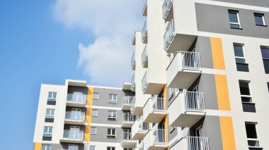 Güneşli bir günde modern Avrupa konut mimarisi. Yeni çok katlı konut binasının dışı. Tüketiciler için konut satışı ve kiralama kavramı. Modern pencere ve balkonlar.