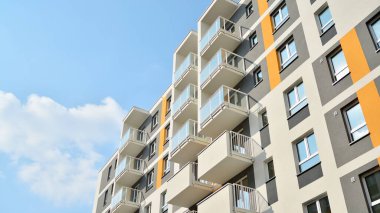 Güneşli bir günde modern Avrupa konut mimarisi. Yeni çok katlı konut binasının dışı. Tüketiciler için konut satışı ve kiralama kavramı. Modern pencere ve balkonlar.