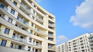 Güneşli bir günde modern Avrupa konut mimarisi. Yeni çok katlı konut binasının dışı. Tüketiciler için konut satışı ve kiralama kavramı. Modern pencere ve balkonlar.