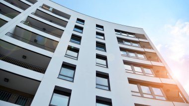Güneşli bir günde modern Avrupa konut mimarisi. Yeni çok katlı konut binasının dışı. Tüketiciler için konut satışı ve kiralama kavramı. Modern pencere ve balkonlar.