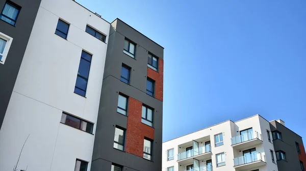 在阳光灿烂的日子里 欧洲现代住宅建筑应运而生 新的多层住宅大楼的外面 向消费者出售和出租公寓的概念 现代窗户和阳台 — 图库照片
